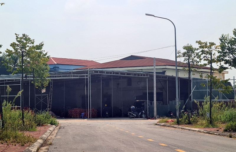 Khi PV vào vai khách hàng có nhu cầu thuê nhà xưởng, ông L. (một người dân địa phương đang làm việc tại khu nhà xưởng) cho biết, khu đất 50 năm này là của một người trong làng. Giá thuê kho xưởng tại đây rơi vào khoảng 60 nghìn đồng/m2/1 tháng (chi phí này sẽ bao gồm tiền thuê kho xưởng, môi trường, “luật”). Nếu mức giá 30 nghìn đồng/m2/1 tháng, người thuê chỉ nhận mỗi đất.