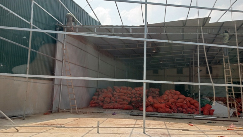 Theo người dân địa phương, toàn bộ nhà xưởng tại đây đều được sử dụng để làm kho tập kết kinh doanh hàng hóa nông sản Trung Quốc từ cửa khẩu (hành, tỏi, khoai tây…).