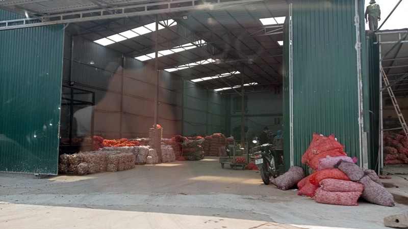 Để tránh bị chủ đất “làm giá”, ông L. cho biết bản thân sẵn sàng đứng ra là người đại diện trên danh nghĩa pháp lý để ký hợp đồng thay PV. Việc của PV chỉ cần đứng sau chuyển tiền cho ông L. và đến nhận kho xưởng sử dụng sau khi hợp đồng được ký.