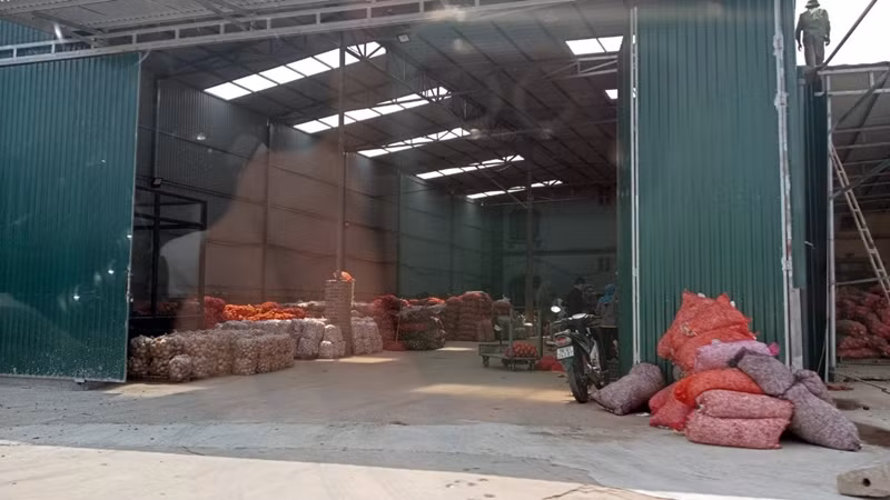 Để tránh bị chủ đất “làm giá”, ông L. cho biết bản thân sẵn sàng đứng ra là người đại diện trên danh nghĩa pháp lý để ký hợp đồng thay PV. Việc của PV chỉ cần đứng sau chuyển tiền cho ông L. và đến nhận kho xưởng sử dụng sau khi hợp đồng được ký.