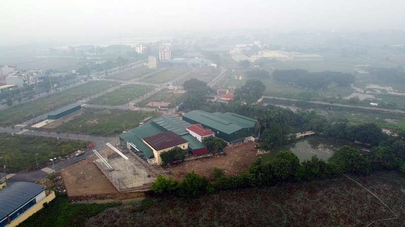 Phản ánh cho biết, nguồn gốc đất khu nhà xưởng vốn là đất 50 năm, sau đó ngang nhiên được người dân san lấp, rồi cho thuê xây dựng thành các nhà xưởng rộng tới hàng trăm m2.