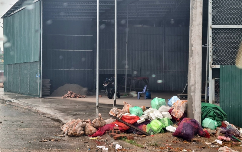 Thời điểm PV ghi nhận, rác thải tại các nhà xưởng ở khu này vứt bừa bãi ra môi trường.