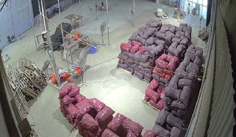 Sau khi sơ chế, phân loại các nông sản sẽ được đóng gói rồi vận chuyển đi tiêu thụ, chủ yếu là thị trường phía Nam. Cũng không rõ nguồn gốc xuất xứ hàng hóa có đảm bảo hay không? (Ảnh bạn đọc cung cấp).