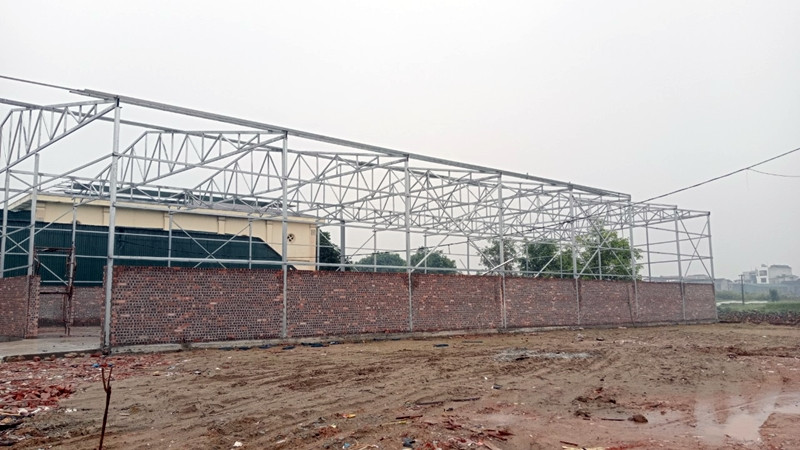 Một diện tích đất trống rộng hơn 300m2 nằm ngay cạnh công trình đang xây cũng khẩn trương được san ủi mặt bằng. Bên cạnh đó, phần đất ao nằm mặt sau khu đất cũng nhanh chóng được đổ đất, san lấp nhằm biến thành mặt bằng.