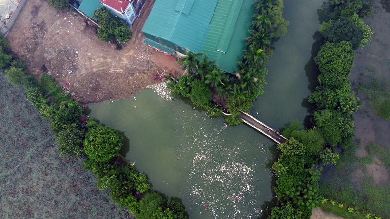 Ao nước phía sau khu nhà xưởng rác thải cũng xả nổi lềnh phềnh trên mặt nước. Liên quan đến các thông tin phản ánh, ngày 28/9/2022 PV đã liên hệ và đặt lịch làm việc với UBND huyện Tiên Du, tỉnh Bắc Ninh. Tuy nhiên, đến nay (ngày 5/10/2022), PV vẫn chưa nhận được phản hồi từ nào từ phía huyện này.