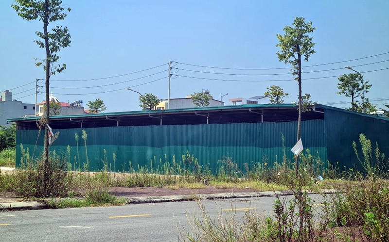 Nằm đối diện khu đất, một nhà xưởng rộng khoảng hơn 200m cũng “mọc” lên nhanh chóng. Thời điểm PV có mặt, nhà xưởng này khóa chặt cửa ra vào.