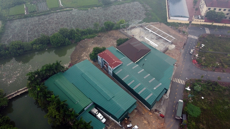 Thời điểm phóng viên (PV) ghi nhận những ngày cuối tháng 9/2022 cho thấy, khu đất hiện hữu 4 dãy nhà xưởng lợp bằng tôn, với diện tích từng xưởng lên tới hàng trăm mét vuông. Nằm xen lẫn các kho xưởng này là 2 công trình nhà ở kiên cố. Cùng với đó là một công trình rộng gần 500m2 cũng đang được triển khai xây dựng mà theo người dân, công trình này có dấu hiệu trái phép.