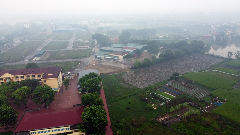 Vừa qua, Báo Tri thức và Cuộc sống nhận được thông tin phản ánh của người dân về việc, tại một khu đất rộng cả ngàn m2 nằm sát với trường THCS thị trấn Lim, huyện Tiên Du, tỉnh Bắc Ninh đang bị “xẻ thịt” thành các nhà xưởng để tập kết kinh doanh hàng hóa nông sản, có dấu hiệu sử dụng sai mục đích đất.