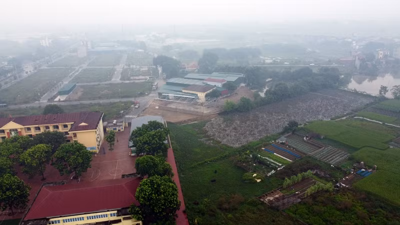 Vừa qua, Báo Tri thức và Cuộc sống nhận được thông tin phản ánh của người dân về việc, tại một khu đất rộng cả ngàn m2 nằm sát với trường THCS thị trấn Lim, huyện Tiên Du, tỉnh Bắc Ninh đang bị “xẻ thịt” thành các nhà xưởng để tập kết kinh doanh hàng hóa nông sản, có dấu hiệu sử dụng sai mục đích đất.