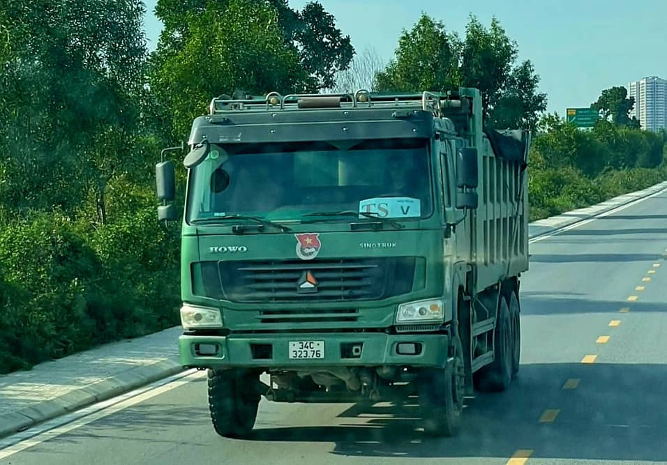 Xe tai coi noi gan logo Soltech V, TS: Chu DN bo tri nguoi theo doi... ne Cong an?-Hinh-4