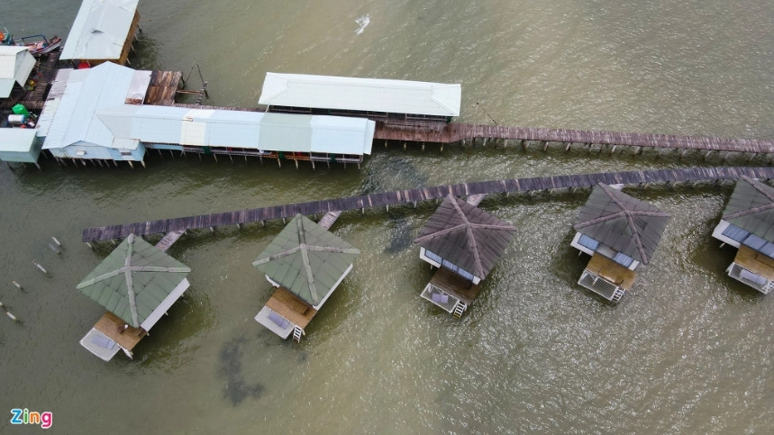 Tại đây, 17 bungalow, 3 cây cầu dẫn, 1 khu quán ăn, 1 khu nuôi cá bè, 1 quầy bar vẫn hiện hữu dù quyết định buộc tháo dỡ đã có hiệu lực. (Ảnh: Zing).