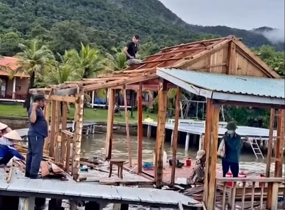 Ngày 26/9 vừa qua, ông M.T.D. có bungalow xây dựng trái phép với diện tích 524,6m2 ở ấp Cây Sao đã bắt đầu có động thái tự nguyện tháo dỡ. (Ảnh: H.S).