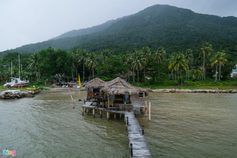 Một số bungalow xây dựng khá đơn giản với mái lợp lá. Cầu dẫn làm bằng ván gỗ, trụ bê tông. (Ảnh: Zing).