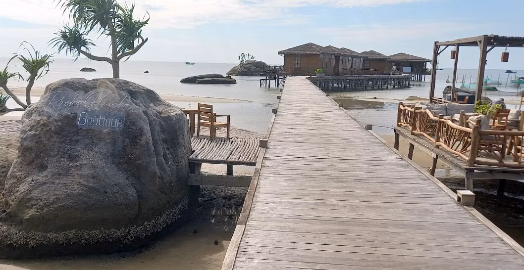 Tại ấp Cây Sao, xã Hàm Ninh, đoàn đã phát hiện 18 Bungalow xây dựng trái phép trên vùng biển thuộc khu bảo tồn biển, tác động trực tiếp lên trên thảm cỏ biển. (Ảnh: Lao Động).