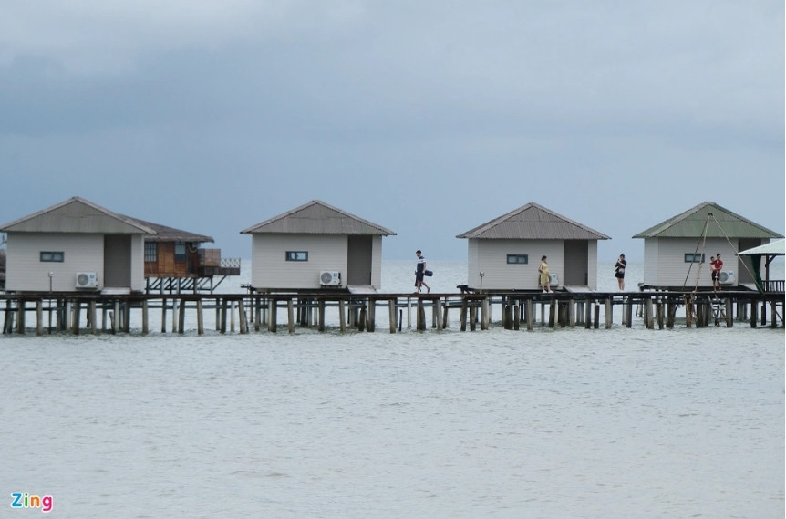 Trước mắt, ngành chức năng yêu cầu các chủ sở hữu tự tháo dỡ công trình vi phạm. Tuy nhiên, theo Zing hoạt động kinh doanh tại đây vẫn diễn ra bình thường cho dù đã có quyết định buộc tháo dỡ. Giá thuê mỗi bungalow dao động khoảng 1 triệu đồng/đêm. (Ảnh: Zing).