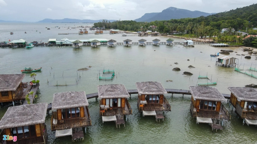 Các dự án xây dựng trái phép tác động trực tiếp đến khu bảo tồn biển Phú Quốc gồm: 3 cây cầu dẫn, 1 khu quán ăn, 1 khu bè cá, 1 quầy bar, 18 bungalow trên diện tích hơn 2.000 m2. (Ảnh: Zing).