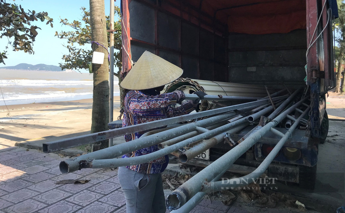 Các tài sản còn có thể sử dụng được người dân tập kết lên xe để vận chuyển đến nơi kinh doanh mới... (Ảnh: Dân Việt).