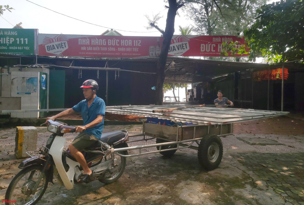 ... hoặc tháo dỡ mang về trước khi bàn giao lại mặt bằng cho chính quyền địa phương. (Ảnh: Phụ nữ TP.HCM).