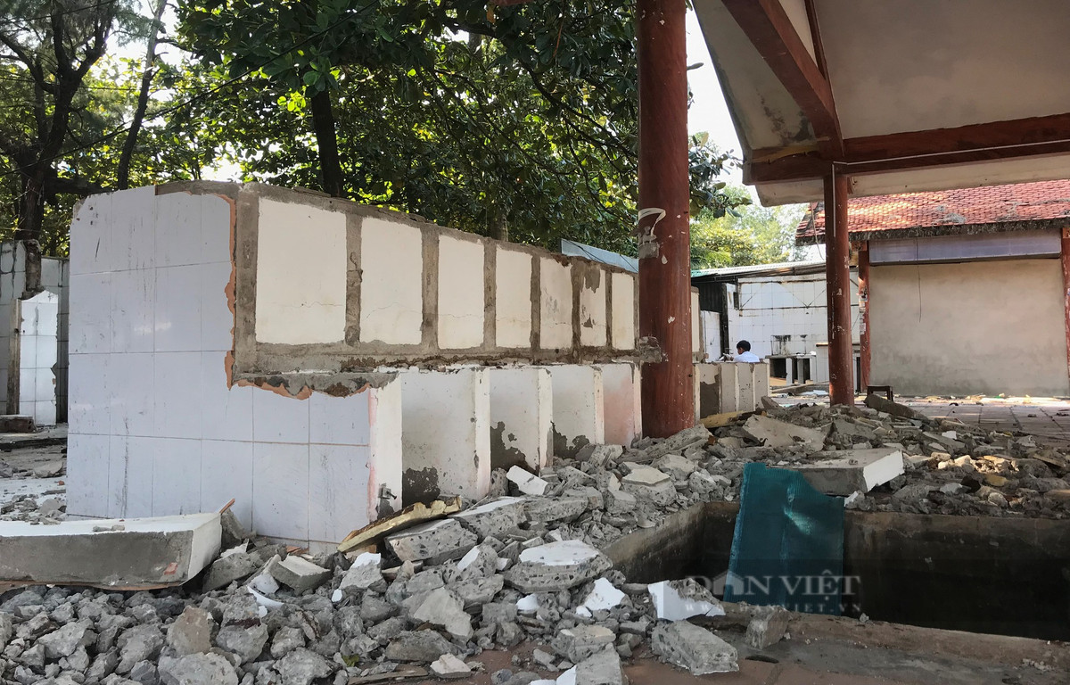 Ông Nguyễn Văn Hùng - Bí thư phường Nghi Thu (thị xã Cửa Lò) cho biết, hiện địa phương đã giải tỏa được 34 trong số 57 ki-ốt và công trình. Hầu hết ki-ốt khác người dân cũng đã di dời tài sản. (Ảnh: Dân Việt).