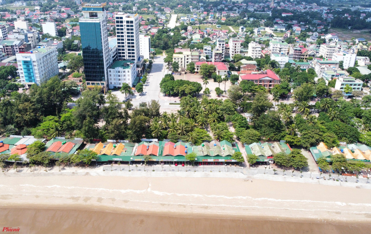 Trao đổi với báo chí, ông Hoàng Văn Phúc - Phó Chủ tịch UBND thị xã Cửa Lò cho hay, hiện các ki-ốt dọc bãi biển đã và đang được tháo dỡ và bàn giao cho thị xã trước ngày 30/10. Riêng nhà nghỉ dưỡng Bộ Công an, hiện thị xã đã có văn bản làm việc với Công an tỉnh. Sau khi phê duyệt quy hoạch xong sẽ tiến hành tháo dỡ và sẽ làm xong trong năm 2022. (Ảnh: Phụ nữ TP.HCM).