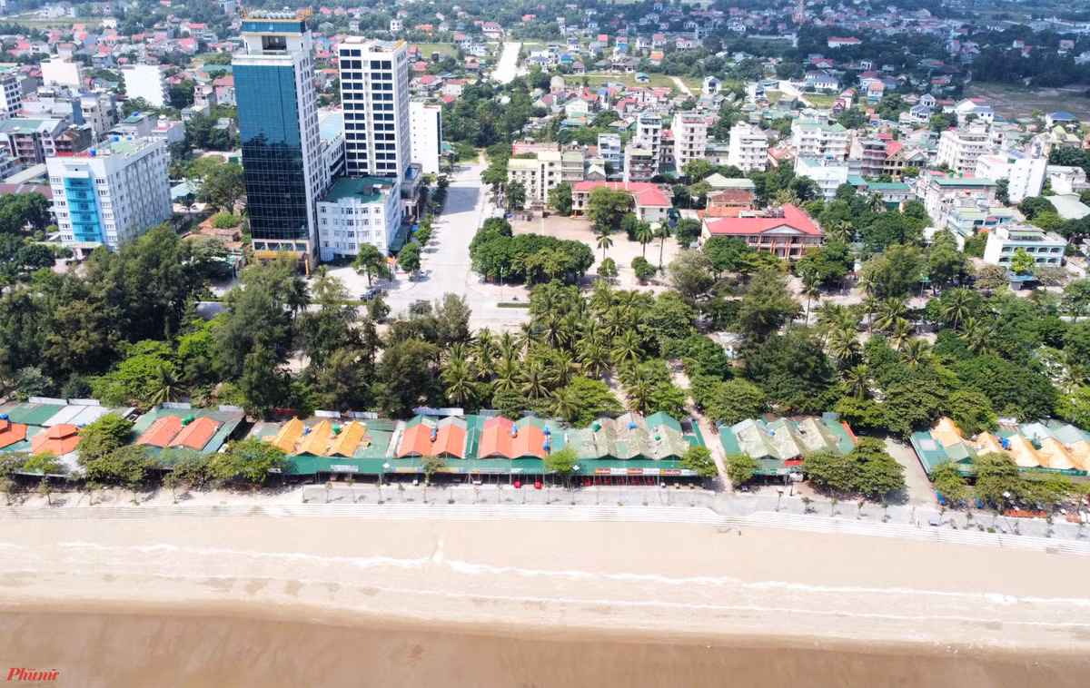 Trao đổi với báo chí, ông Hoàng Văn Phúc - Phó Chủ tịch UBND thị xã Cửa Lò cho hay, hiện các ki-ốt dọc bãi biển đã và đang được tháo dỡ và bàn giao cho thị xã trước ngày 30/10. Riêng nhà nghỉ dưỡng Bộ Công an, hiện thị xã đã có văn bản làm việc với Công an tỉnh. Sau khi phê duyệt quy hoạch xong sẽ tiến hành tháo dỡ và sẽ làm xong trong năm 2022. (Ảnh: Phụ nữ TP.HCM).