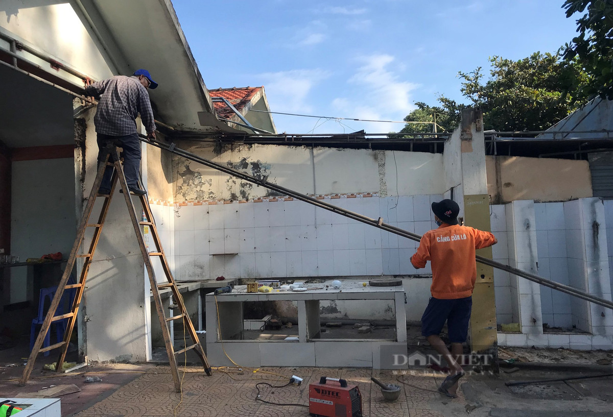 Kế hoạch giải tỏa hơn 200 ki-ốt, nhà nghỉ... dọc bãi biển được lãnh đạo thị xã Cửa Lò đề ra từ nhiều năm trước. (Ảnh: Dân Việt).