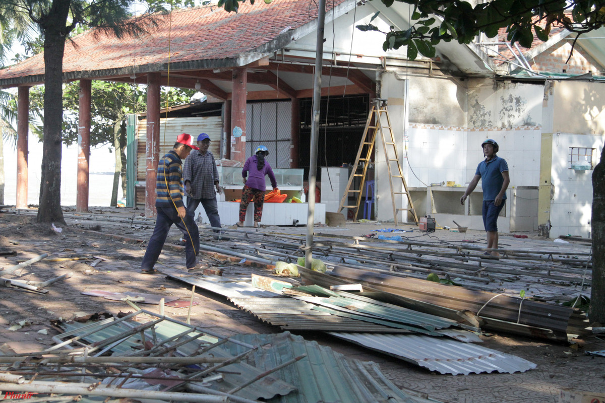 Trước đó, sau khi thị xã Cửa Lò có kế hoạch giải tỏa các ki-ốt, địa phương cũng đã nhiều lần tổ chức đối thoại, lập các tổ công tác đến từng hộ kinh doanh để tuyên truyền vận động, vì thế đa phần người dân đồng thuận, chấp hành. (Ảnh: Phụ nữ TP.HCM).