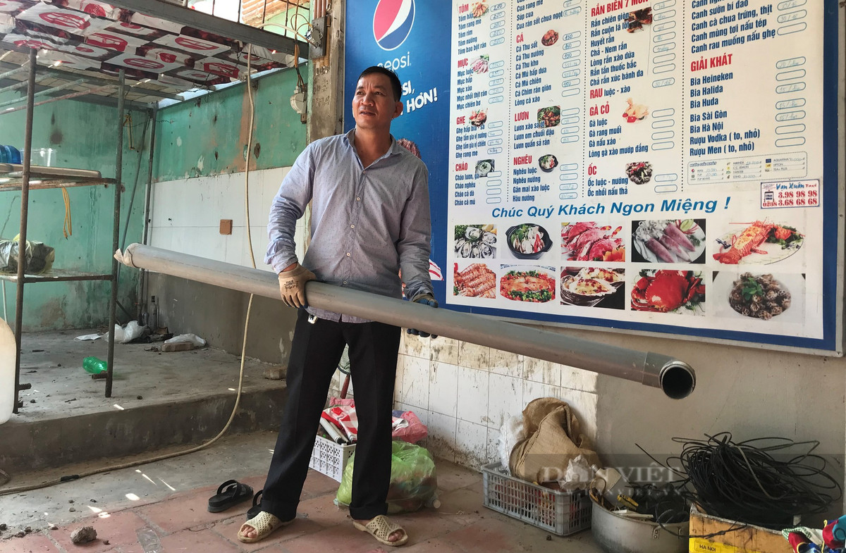 Nhiều người đang khẩn trương tháo dỡ các ki-ốt để trả lại mặt bằng cho chính quyền theo như cam kết trước đó. (Ảnh: Dân Việt).