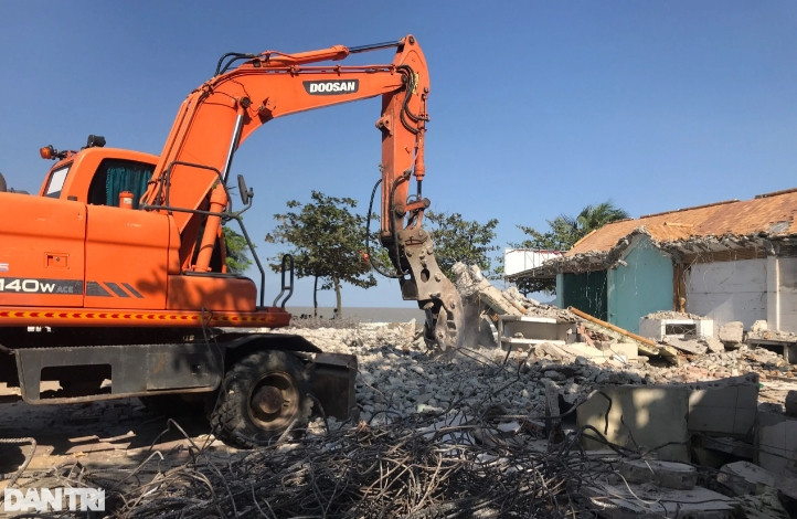 Dọc bãi biển Cửa Lò có khoảng hơn 200 ki-ốt và nhà nghỉ dưỡng... phải di dời. (Ảnh: Dân Trí).