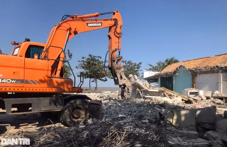 Dọc bãi biển Cửa Lò có khoảng hơn 200 ki-ốt và nhà nghỉ dưỡng... phải di dời. (Ảnh: Dân Trí).