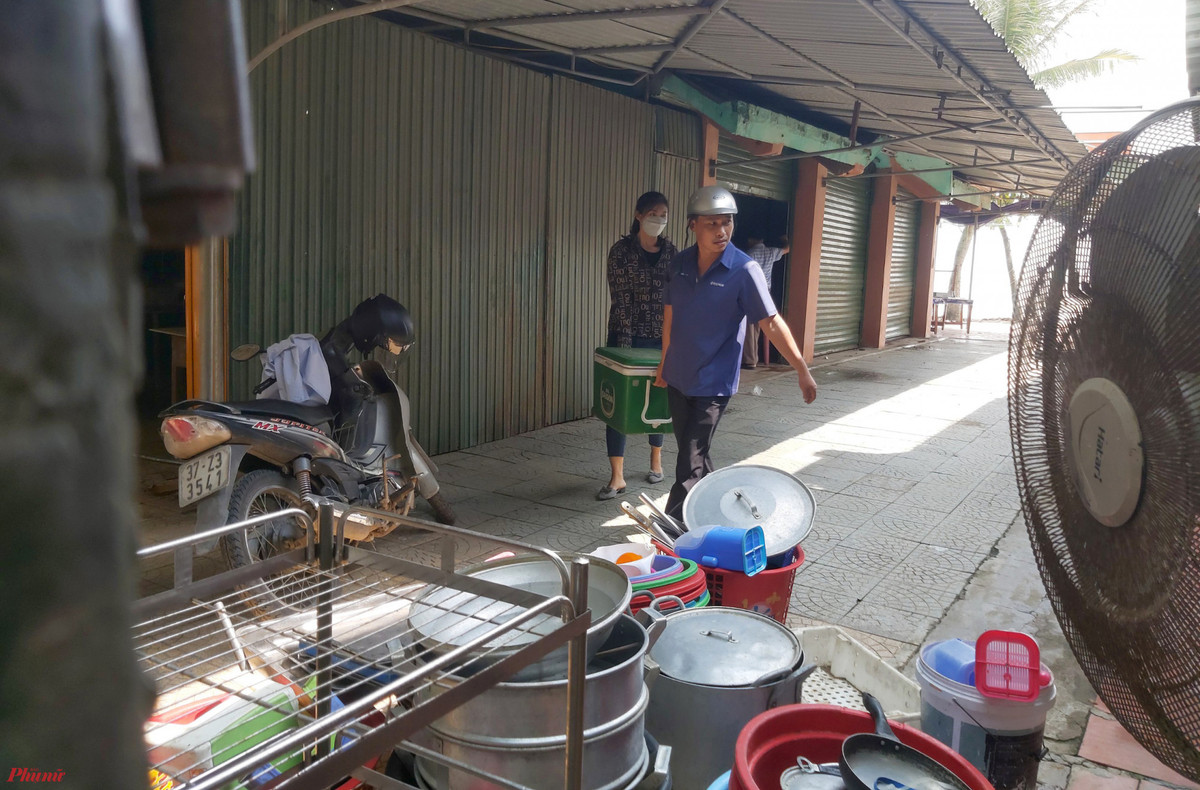 Sáng 12/10, nhiều chủ cửa hàng ăn uống nằm ở phía đông đường Bình Minh (thị xã Cửa Lò, Nghệ An) tất bật dọn dẹp, di dời tài sản và tháo dỡ cửa hàng theo kế hoạch giải tỏa của UBND thị xã Cửa Lò. (Ảnh: Phụ nữ TP.HCM).