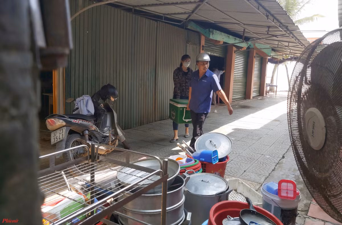 Sáng 12/10, nhiều chủ cửa hàng ăn uống nằm ở phía đông đường Bình Minh (thị xã Cửa Lò, Nghệ An) tất bật dọn dẹp, di dời tài sản và tháo dỡ cửa hàng theo kế hoạch giải tỏa của UBND thị xã Cửa Lò. (Ảnh: Phụ nữ TP.HCM).