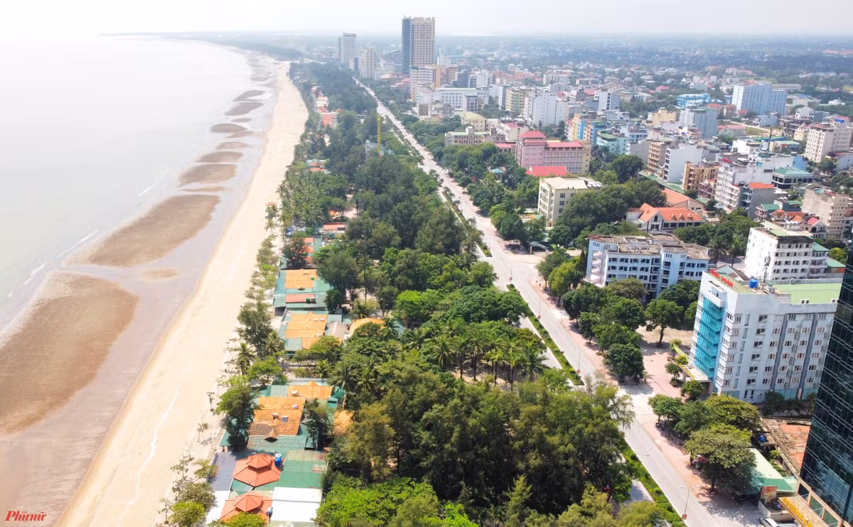 Dự kiến đến cuối tháng 10/2022, toàn bộ các ki-ốt kinh doanh dọc bãi biển Cửa Lò sẽ được tháo dỡ hết. (Ảnh: Phụ nữ TP.HCM).