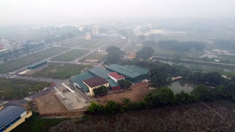 Ghi nhận của phóng viên những ngày cuối tháng 9/2022 cho thấy, khu đất mới chỉ hiện hữu 4 dãy nhà xưởng lợp bằng tôn, với diện tích từng xưởng lên tới hàng trăm mét vuông.