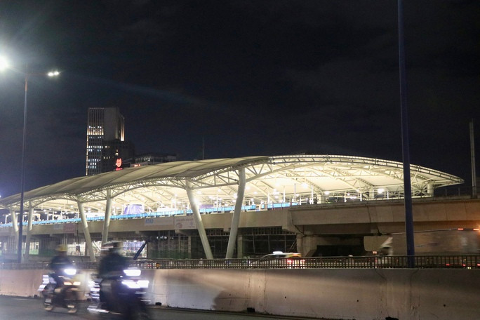 Ga Tân Cảng nằm kế bên cầu Sài Gòn, gần sông Sài Gòn. Ga còn là điểm kết nối của tuyến metro số 1 và tuyến metro số 5 sẽ hình thành trong tương lai. (Ảnh: Người lao động).