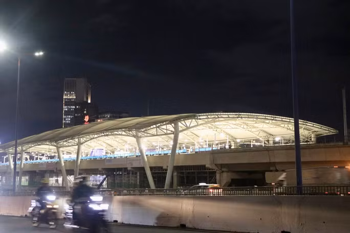 Ga Tân Cảng nằm kế bên cầu Sài Gòn, gần sông Sài Gòn. Ga còn là điểm kết nối của tuyến metro số 1 và tuyến metro số 5 sẽ hình thành trong tương lai. (Ảnh: Người lao động).