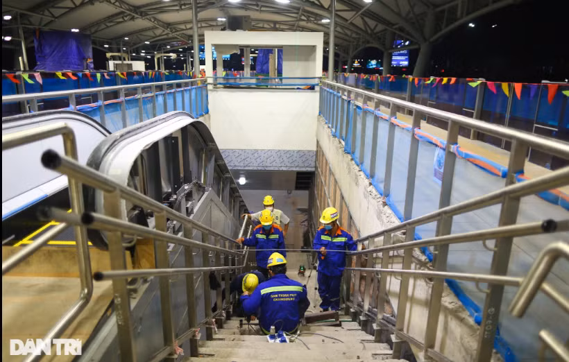 Để đẩy nhanh tiến độ dự án, nhà thầu bố trí số lượng công nhân thi công ngày đêm. Ca ngày khoảng 70 - 80 công nhân, ca đêm khoảng 25 - 40 công nhân. (Ảnh: Dân Trí).