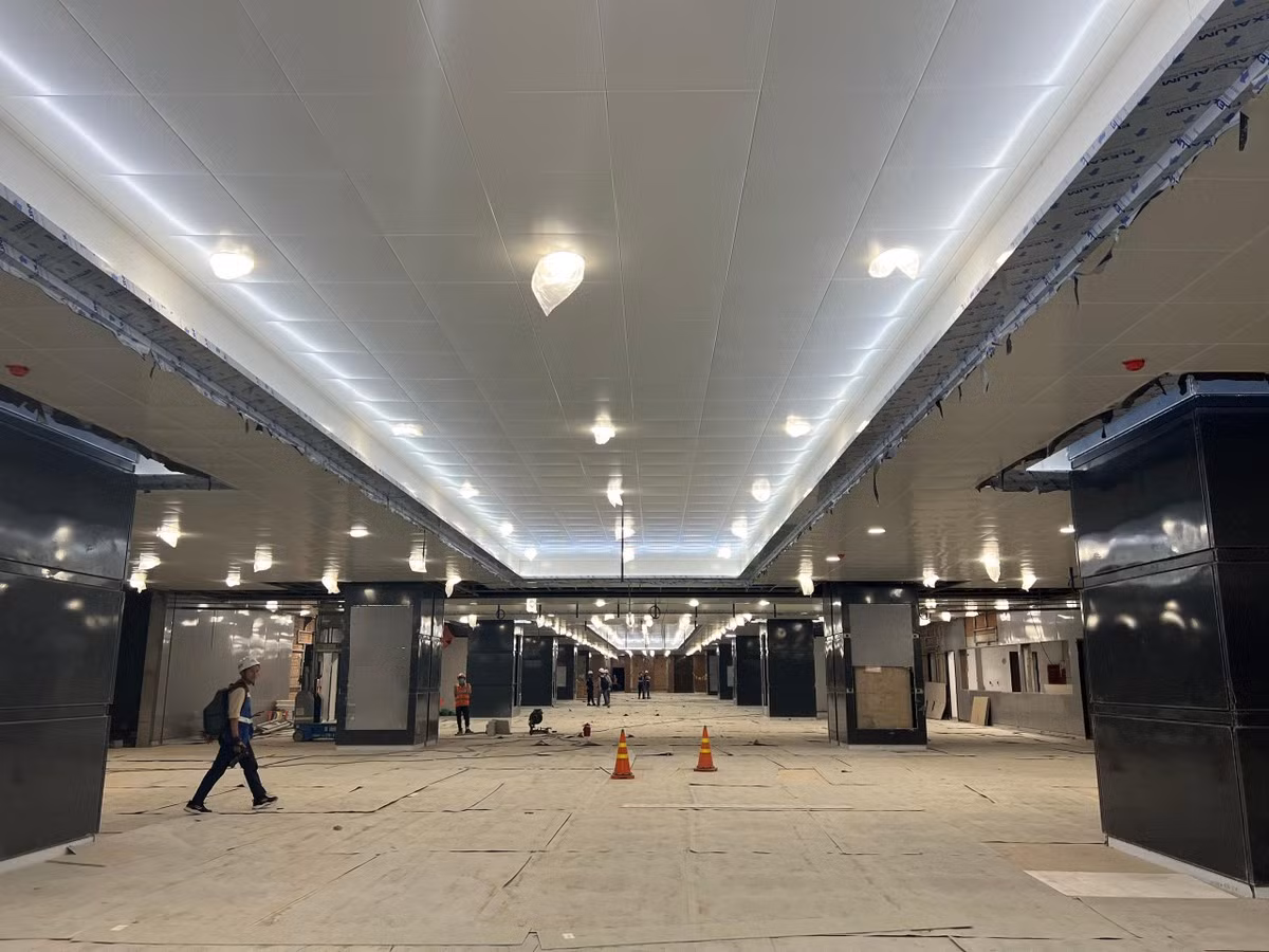 Ga Tân Cảng hiện đã hoàn thiện lắp đặt lan can thép, lan can Inox, hệ thống thang máy, thang cuốn, hệ thống mái che nhà ga, các hệ thống cơ điện ở tầng sảnh chờ và tầng kê ga, hệ thống tấm trần ở tầng trệt và khu vực sảnh lớn đón khách... Tiến độ thi công đạt 93%. (Ảnh: Pháp luật TP.HCM).