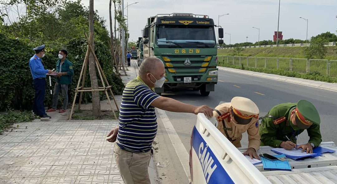 Xe tai coi noi gan logo Soltech V, TS: Chu DN bo tri nguoi theo doi... ne Cong an?-Hinh-2