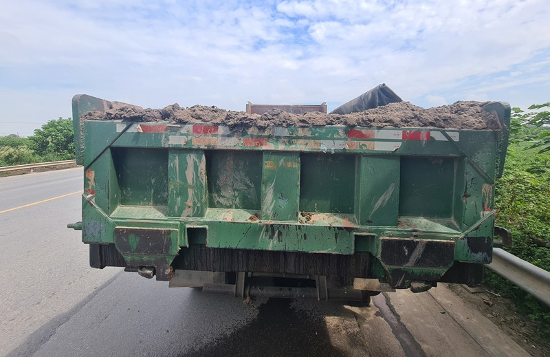 Dù chở cát che chắn thành thùng không kỹ, tài xế vẫn chạy "tung tăng" ngoài đường.