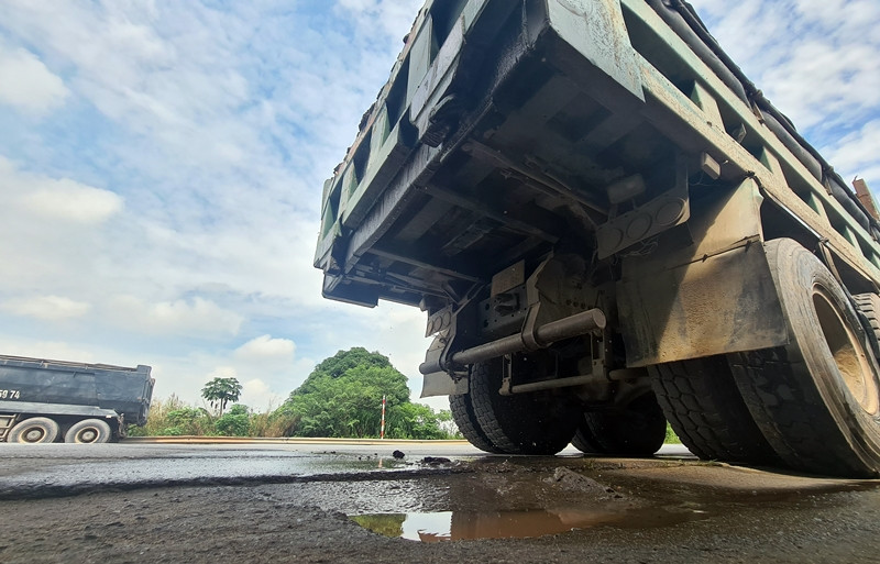 Cát tươi được chiếc xe tải này chở chảy lênh láng ra mặt đường khi bị lực lượng chức năng dừng kiểm tra.