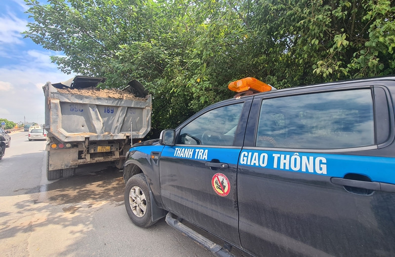 Tuy nhiên, tổ công tác TTGT cầu, đường bộ đã đón lõng, vây bắt được các xe tải "ăn hàng" từ cảng Dốc Lời có dấu hiệu vi phạm đang tìm cách tháo chạy.