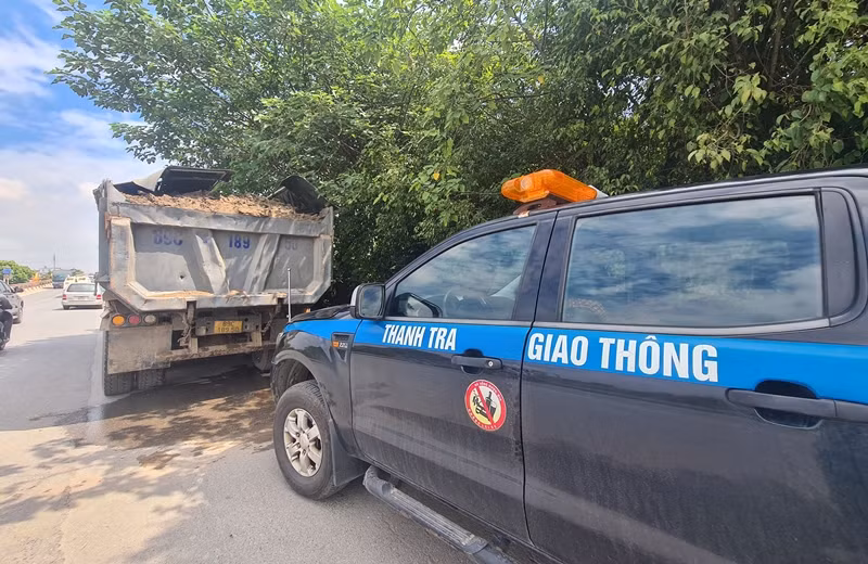 Tuy nhiên, tổ công tác TTGT cầu, đường bộ đã đón lõng, vây bắt được các xe tải "ăn hàng" từ cảng Dốc Lời có dấu hiệu vi phạm đang tìm cách tháo chạy.