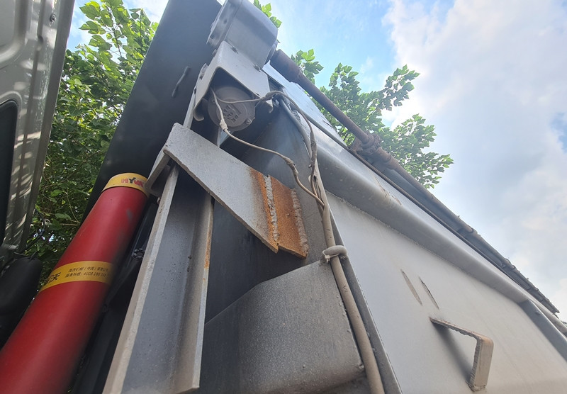 Chiếc xe tải này cơi nới, thay đổi kết cấu thành thùng khoảng 20cm một cách tinh vi.