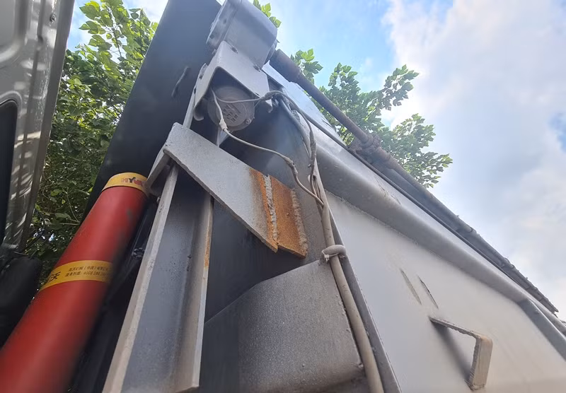 Chiếc xe tải này cơi nới, thay đổi kết cấu thành thùng khoảng 20cm một cách tinh vi.