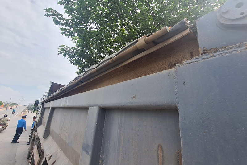 Trong số nhiều lượt xe tải kiểm tra, tổ công tác đã tiến hành lập biên bản 4 trường hợp xe tải vi phạm với lỗi cơi nới thành thùng (khoảng 20cm); chở cát không che chắn kỹ, gây ô nhiễm môi trường.
