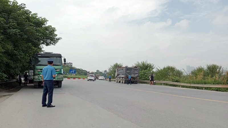 Tại tuyến đường Ỷ Lan, “binh đoàn” xe tải đang nối đuôi nhau chạy "tung tăng" từ cảng Dốc Lời ra đường Ỷ Lan để về Hưng Yên, khi phát hiện có bóng dáng của lực lượng Thanh tra giao thông thì “nháo nhào” tìm đường chạy trốn.