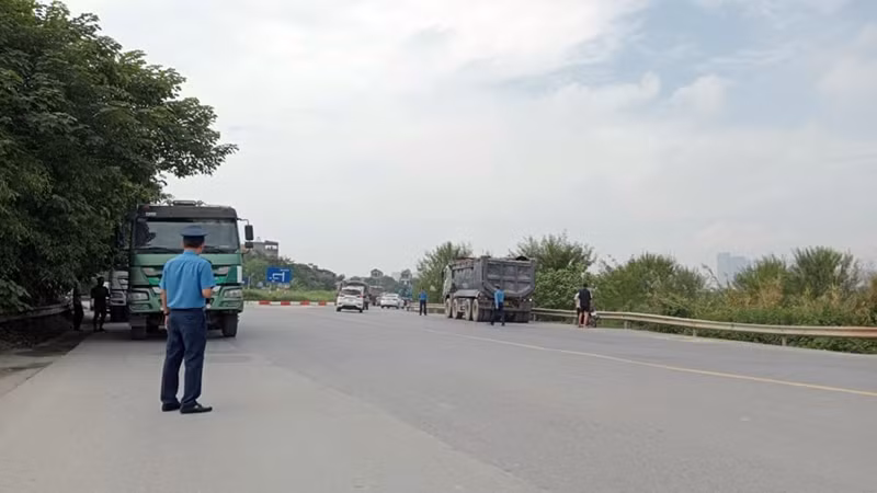 Tại tuyến đường Ỷ Lan, “binh đoàn” xe tải đang nối đuôi nhau chạy "tung tăng" từ cảng Dốc Lời ra đường Ỷ Lan để về Hưng Yên, khi phát hiện có bóng dáng của lực lượng Thanh tra giao thông thì “nháo nhào” tìm đường chạy trốn.