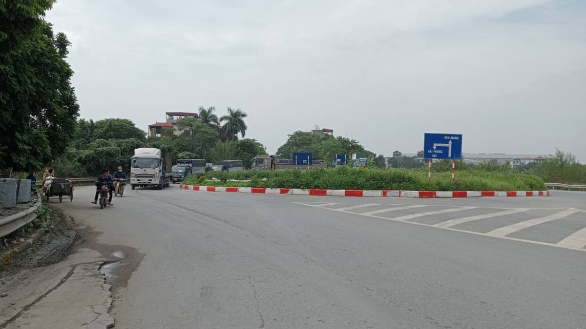 Hai khu vực được tổ công tác kiểm tra là tuyến đường tả đê sông Hồng (xã Đông Dư, huyện Gia Lâm) và Dốc Lời chạy ra đường Ỷ Lan (xã Đặng Xá, huyện Gia Lâm). Tuy nhiên, khi phát hiện lực lượng chức năng thì toàn bộ xe tải đang chở cát chạy từ bến bãi tập kết gần chân cầu Thanh Trì ra đường tả đê sông Hồng dừng di chuyển, tạm thời không hoạt động.