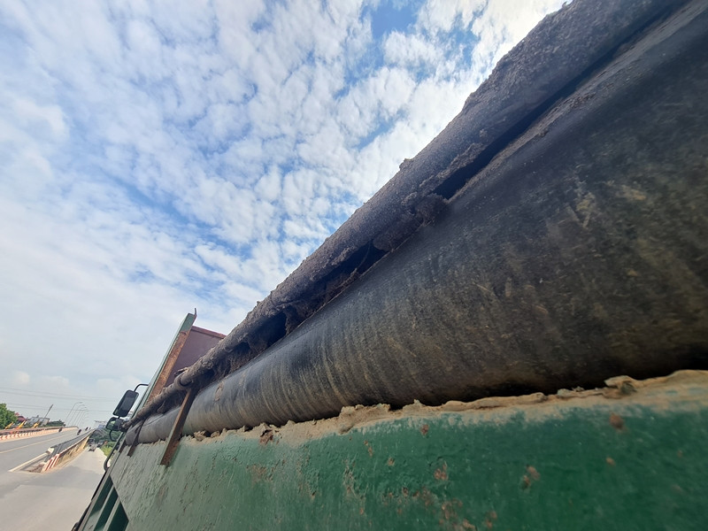 Bằng mắt thường cũng dễ dàng quan sát thấy chiếc xe tải này đã tự ý thay đổi kết cấu thành thùng để "ăn" được nhiều hàng hơn.